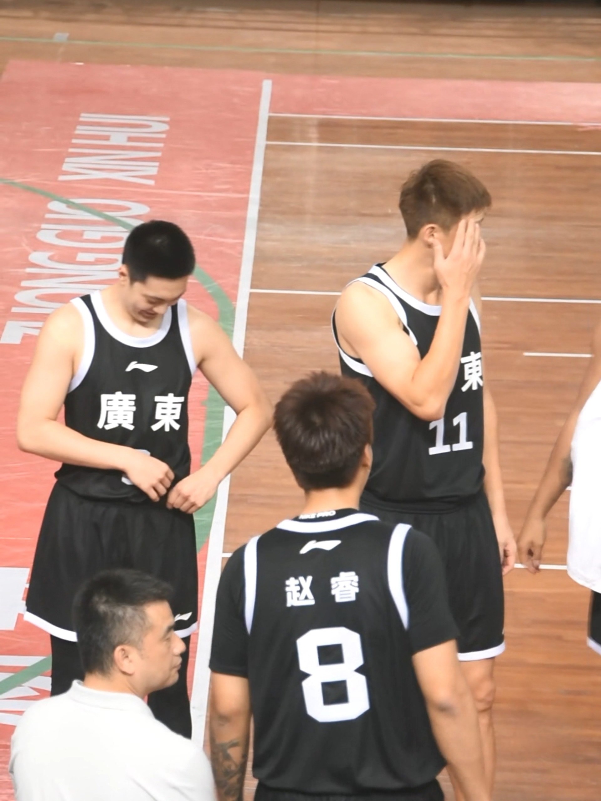 深圳男篮发布备战花絮，关键时刻临场应变，CBA常规赛任务艰巨，年轻球员得到机会的简单介绍